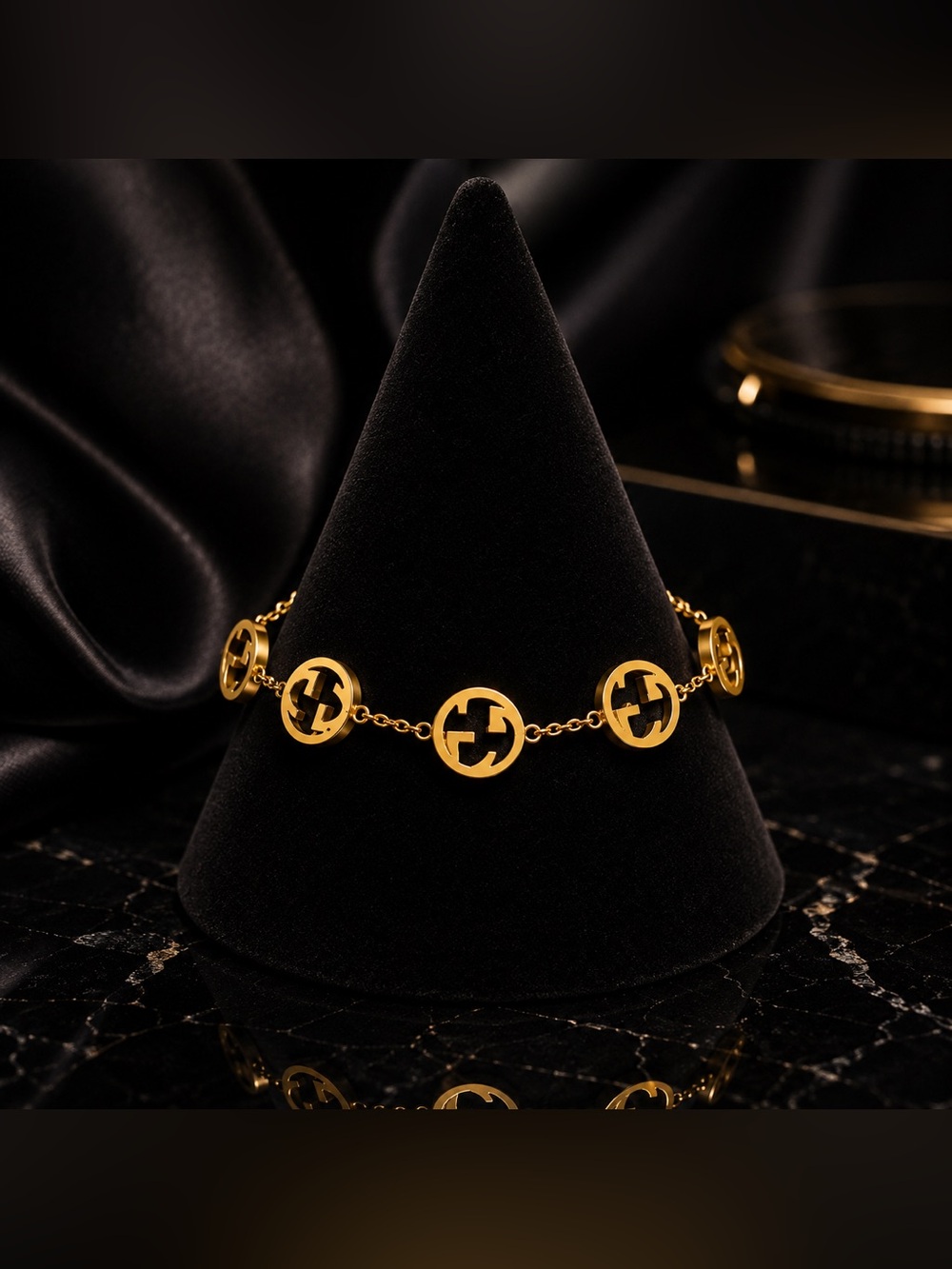 Gold Interlocking G Disc Chain Bracelet - Picture 3 of 8